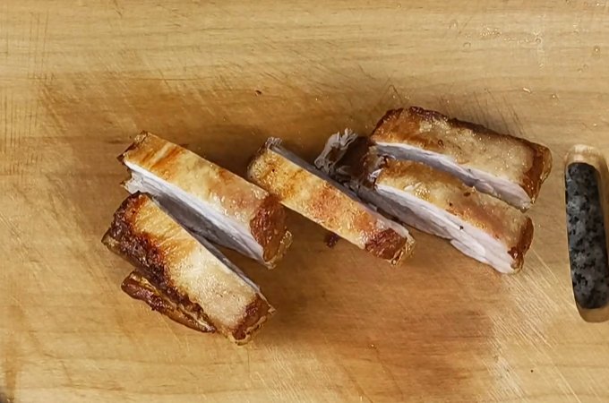 Cortamos la panceta de chicharrón