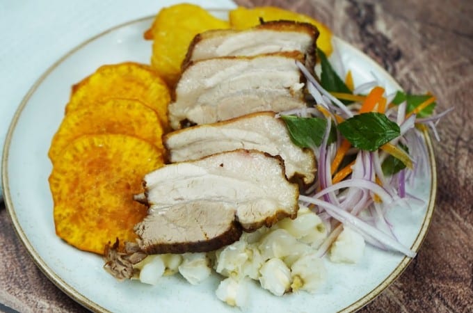 Servimos el chicharrón de chancho con salsa criolla